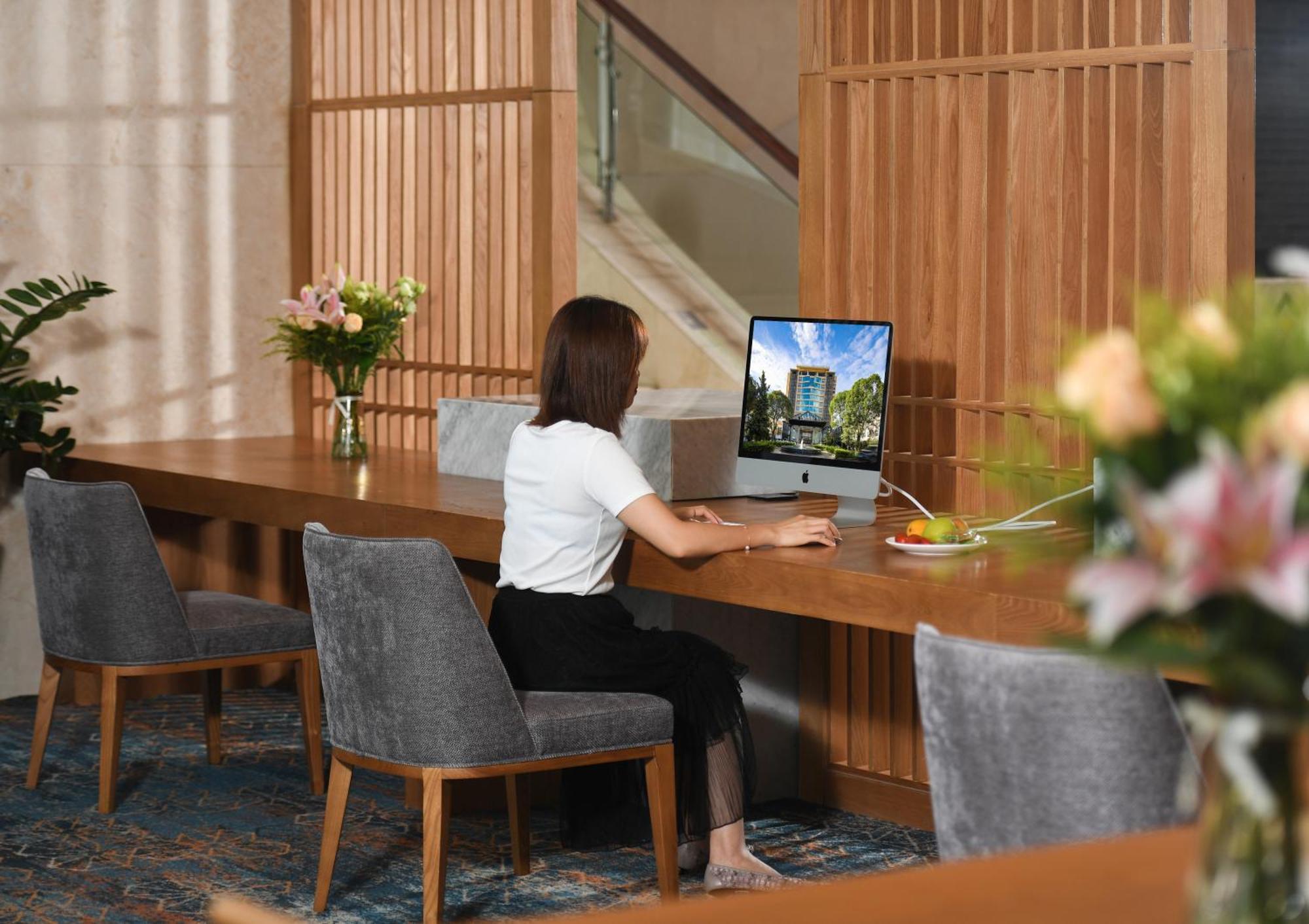 Mehood Lestie International Hotel Nancun Wanbo Metro Station Branch - Free Shuttle Bus To Canton Fair Complex During Canton Fair Period & Free Breakfast & Free Afternoon Tea & Free Midnight Snack & Free Vpn Internet Access Εξωτερικό φωτογραφία